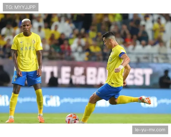 C罗任意球风波引发热议，专家剖析裁判判罚细节解析亮点