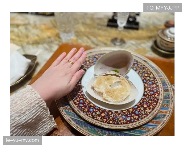 陈艺文训练完直接拎爱马仕去吃人均三千的私房菜？